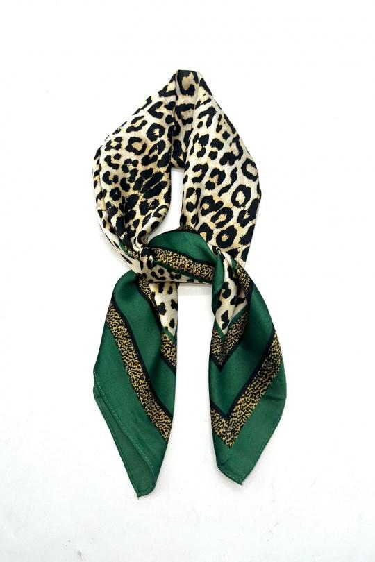 Foulards Accessoires Vert LINETA D-28 FOULARD TOUCHE SOIE 70X70 MOTIF LEOPARD Efashion Paris