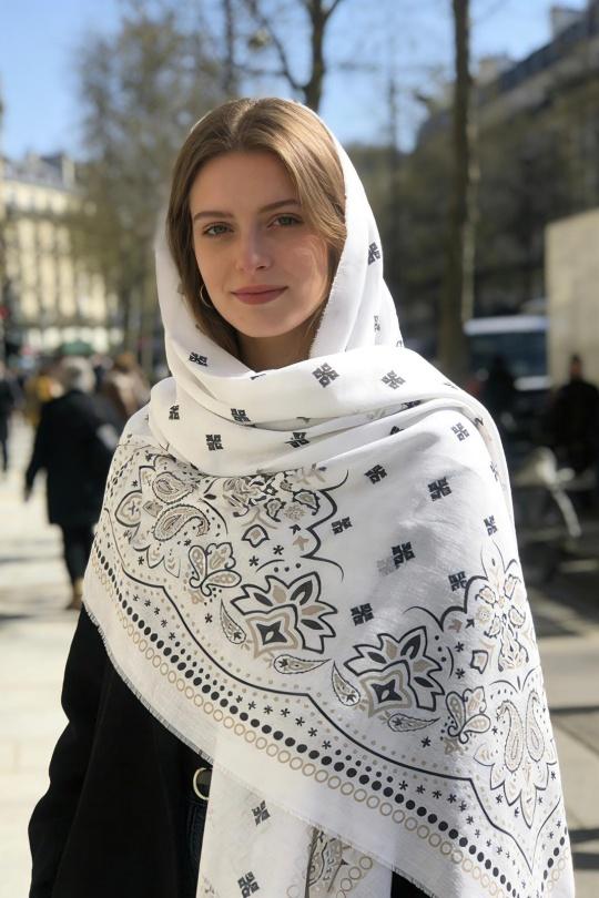 Foulards Accessoires Beige LINETA 46735-K9 FOULARD GRAND CARRÉ 110*110 MOTIF BANDANA  Efashion Paris
