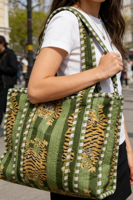Cabas Maroquinerie Vert LINETA SAC CABAS EN COTON MATELASSÉ DINDE MOTIF TIGRE VERT AVEC FERMETURE ÉCLAIR  Efashion Paris