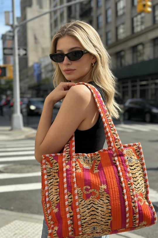Cabas Maroquinerie Orange LINETA SAC CABAS EN COTON MATELASSÉ DINDE MOTIF TIGRE ORANGE AVEC FERMETURE ÉCLAIR  Efashion Paris