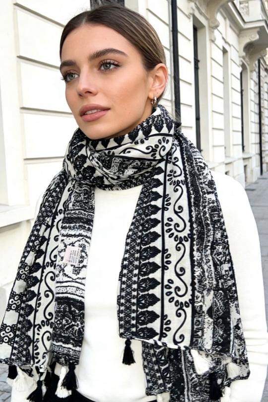 Fulares Complementos Black LINETA LN-106 FOULARD IMPRIMÉ MOTIF AVEC POMPON Efashion Paris
