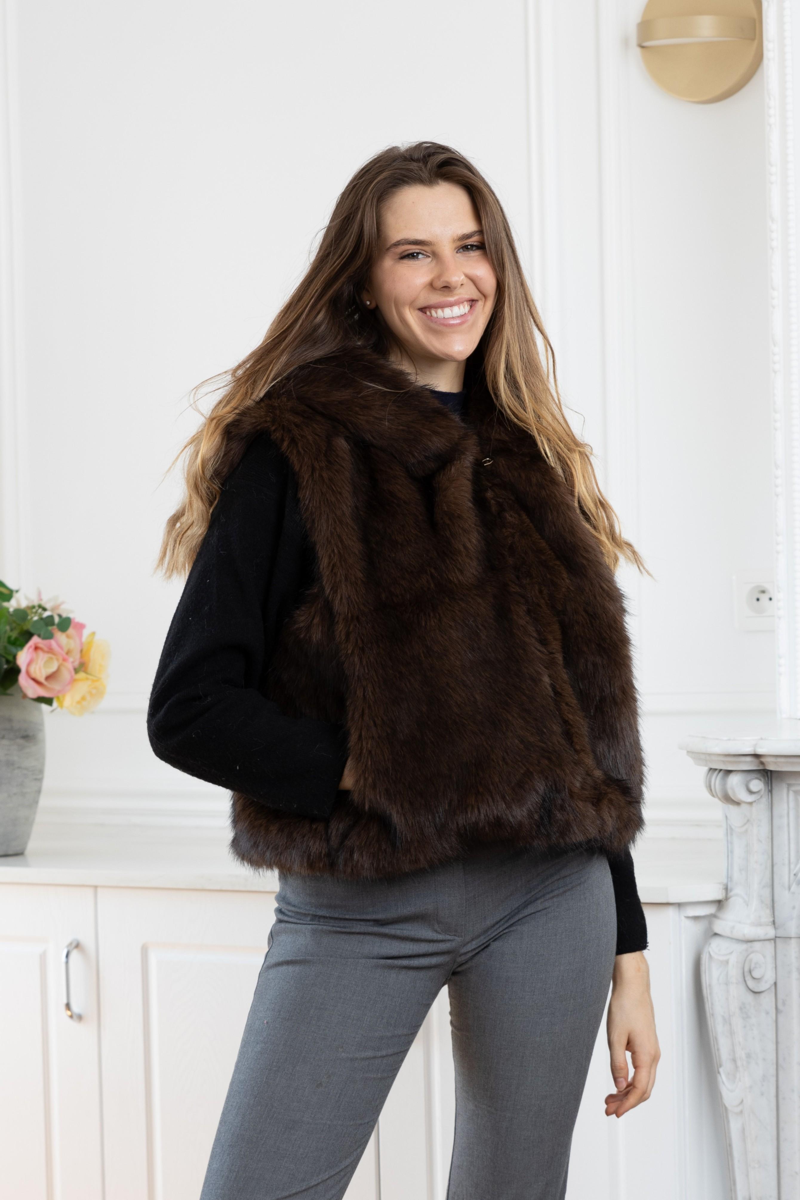 F-3 VESTE SANS MANCHE EN FAUSSE FOURRURE BICOLORE AVEC CAPUCHE-CAFÉ