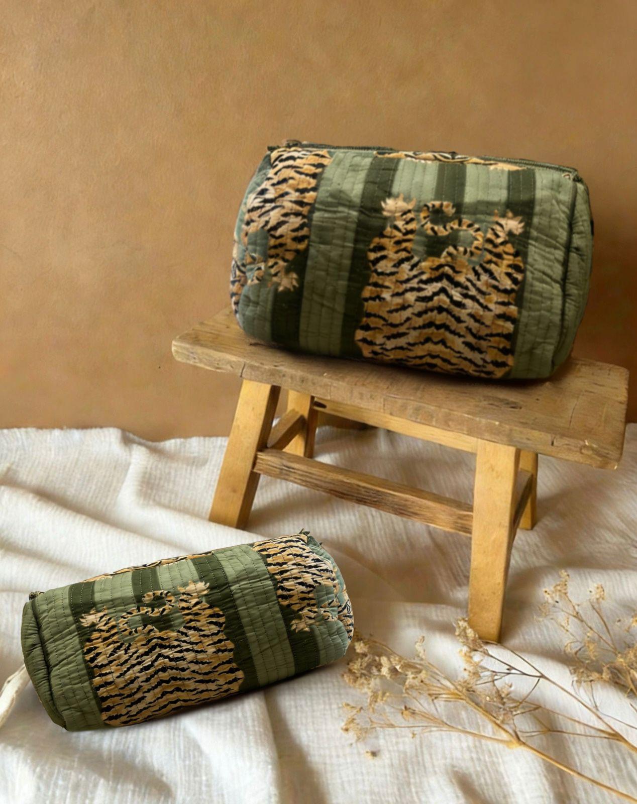 Pochettes Maroquinerie Vert LINETA TROUSSES MÈRE FILLE EN COTON MATELASSÉ DINDE MOTIF TIGRE VERT #c Efashion Paris