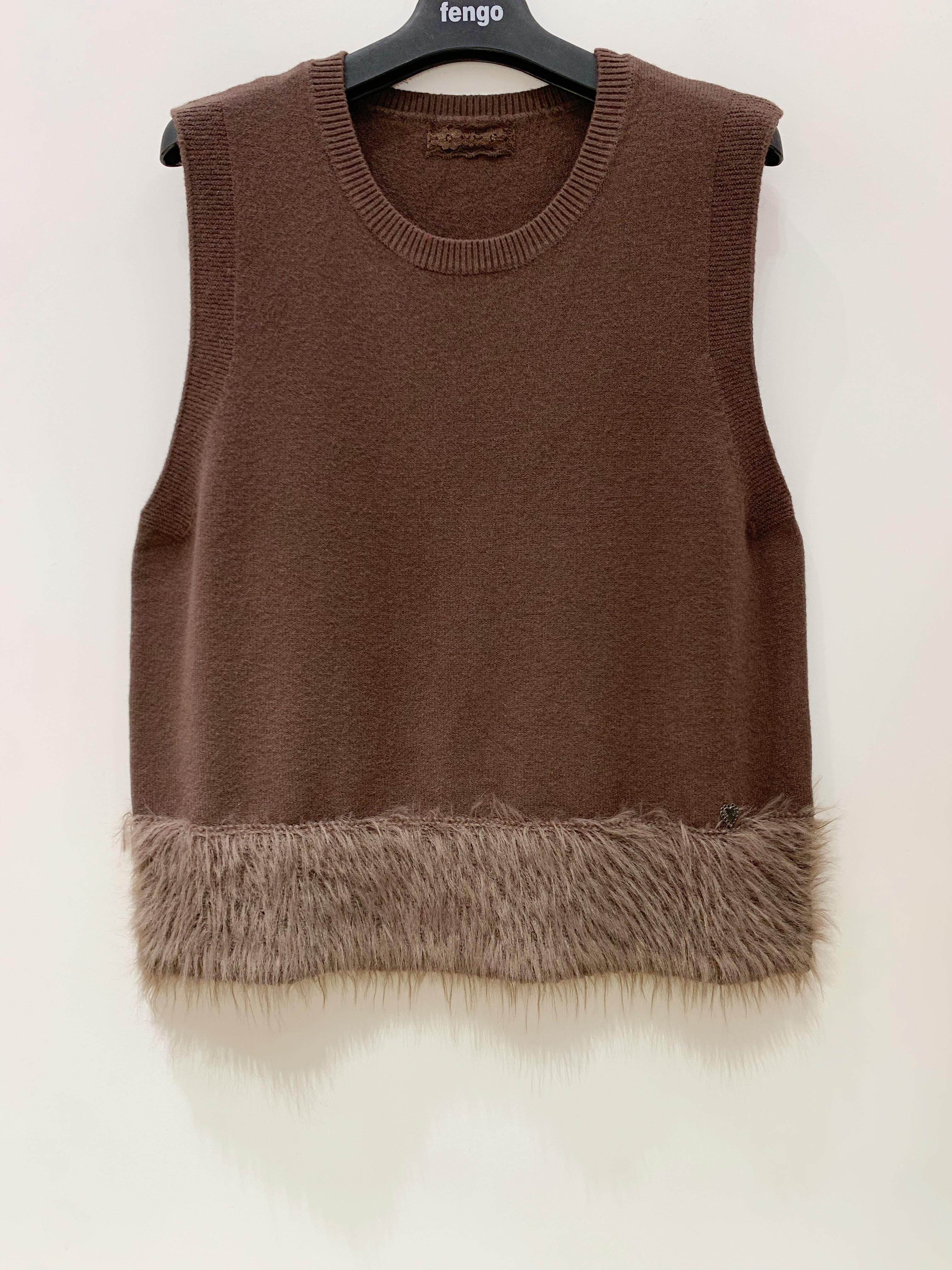 PULL-SANS-manches-duvet-MARRON